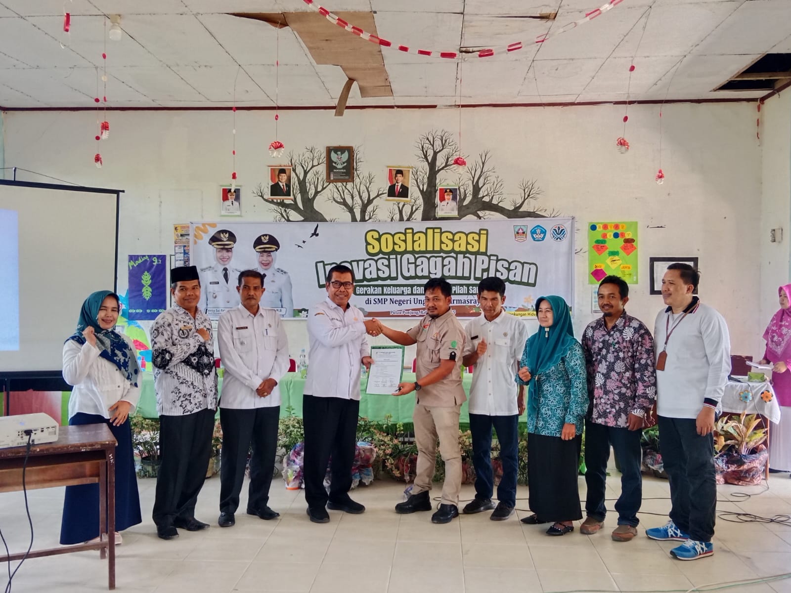 Sosialisasi pengolahan sampah dengan inovasi Cegah Pisan di SMPN Unggul Dharmasraya